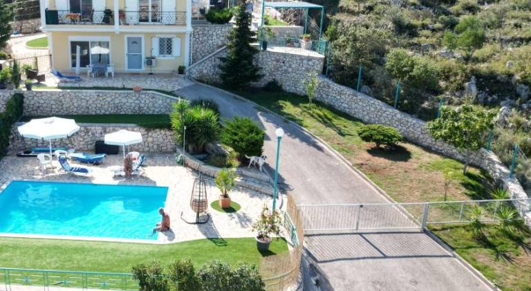 Fully equipped villa with yard, grill & patio | Dogs allowed in Lefkada