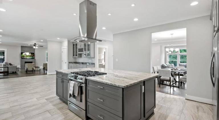 The Ultimate Luxury Home with Jacuzzi & Garage — photo 4