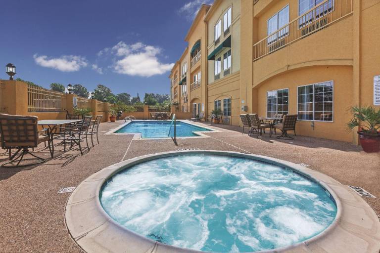 La Quinta Inn & Suites by Wyndham Livingston — photo 3