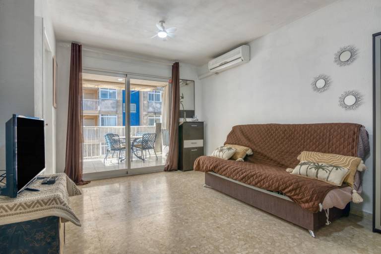 Apartment 'On Daimús Beach' with Shared Pool, Wi-Fi and Air Conditioning — photo 2