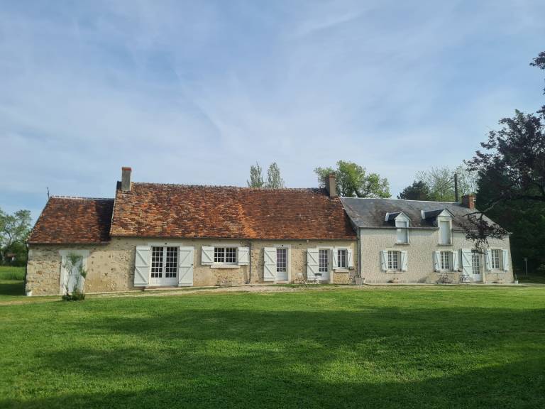 "Charming Lakeside Ground-Floor Cottage in Berry with Inclusive Amenities & Private Parking" in Chateauroux