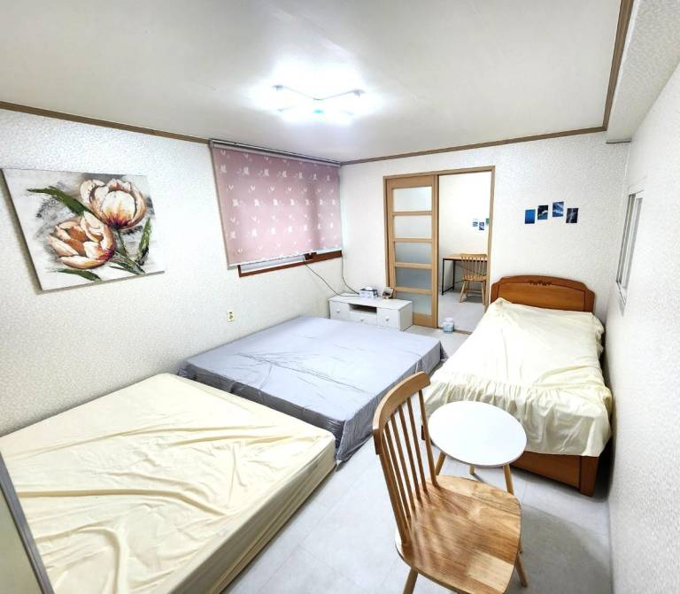 Villa with hot tub, BBQ & garden | Water view | Perfect for remote work in Pohang