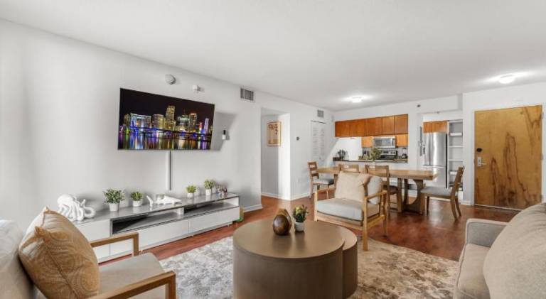 Perfectly Located Miami 3BR with Stunning Views — photo 2