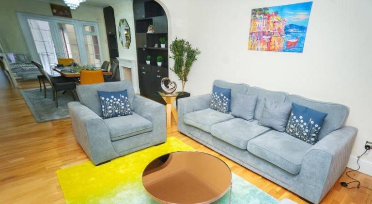 4 Bed House Near Heathrow Free Parking WiFi in Hayes