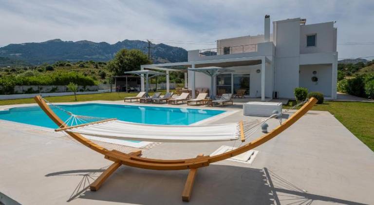 Fully equipped big villa with barbecue, yard & jacuzzi | Good for workation | Dogs allowed in Kos