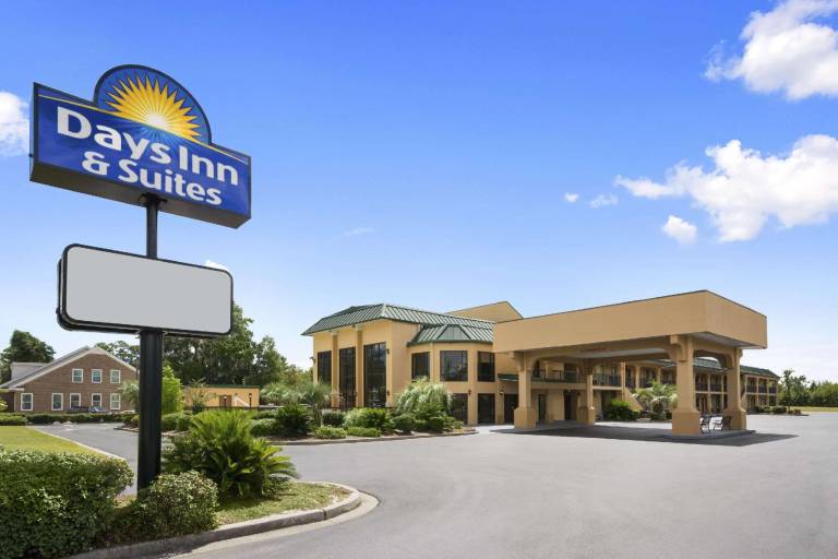 Days Inn & Suites by Wyndham Savannah Midtown in Savannah, GA