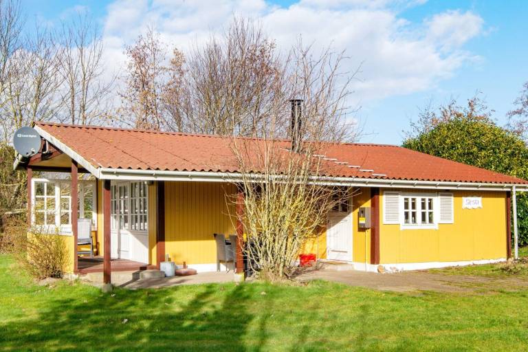 Vacation home with barbeque, terrace & yard | Close to the beach | Pet-friendly — photo 2