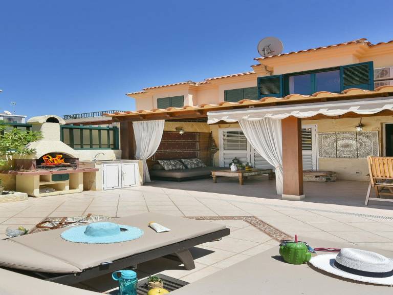 Holiday apartment with yard, BBQ & patio — photo 4