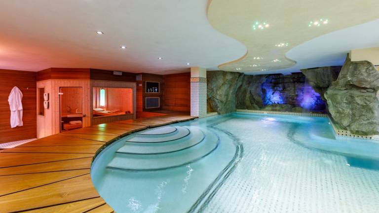Villa with jacuzzi, terrace & barbeque | Pool view — photo 3