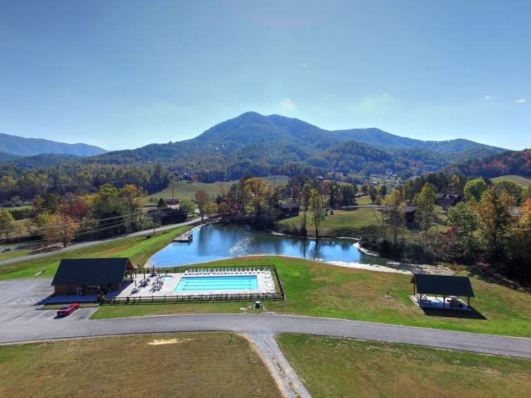 Family-friendly charming cabin with pool, hot tub & barbeque | Mountain view | Pet-friendly — photo 4