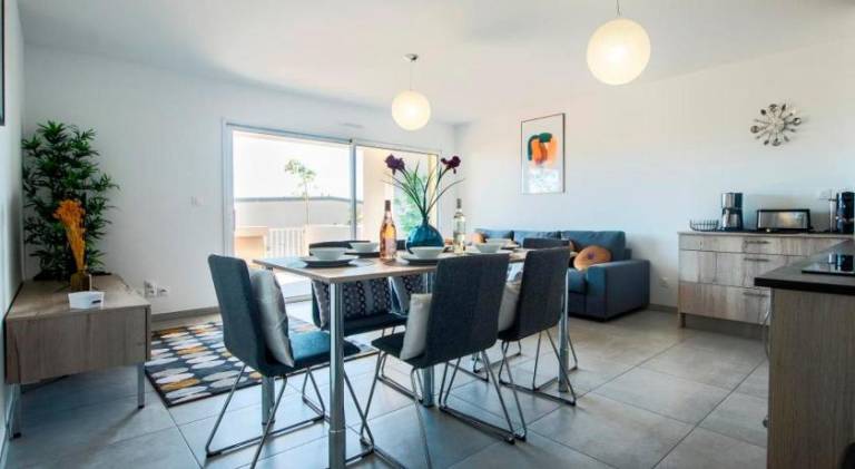 Rental apartment with patio, private pool & garden in Saint-Laurent-du-Var