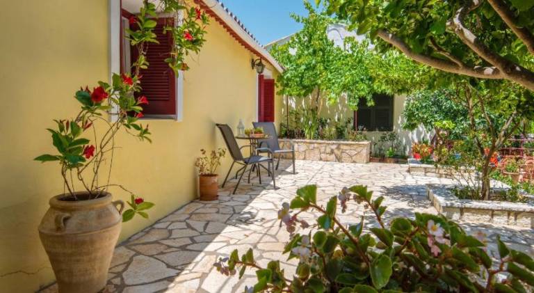 Rental apartment with garden & terrace | Dogs allowed in Paxos