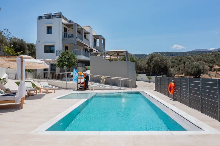 Villa with grill, private pool & patio in Rethymno