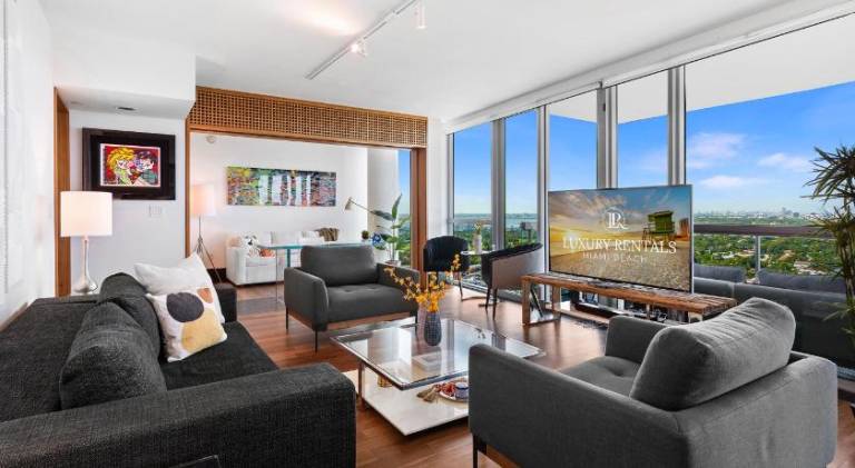 Family-oriented serviced apartment with jacuzzi, garden & sauna | Near Miami Beach Botanical Garden | Beach nearby | Suitable for remote work | Pets are welcome in Miami Beach, FL