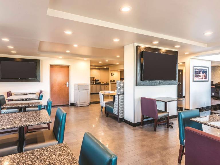 La Quinta Inn & Suites by Wyndham Colorado Springs North — photo 5