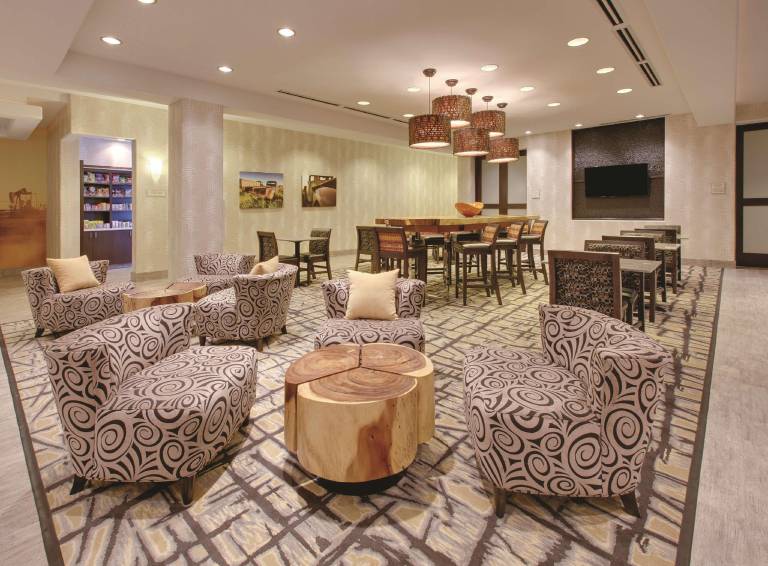La Quinta Inn & Suites by Wyndham Andrews — photo 3