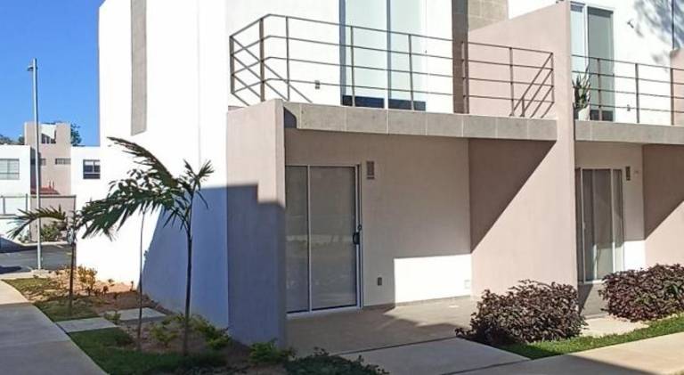 House with pool — photo 5