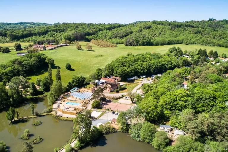 Camping Le Val d'Ussel - Mobile home Classic 2 bdr. 4 pers. Covered Decking — photo 3