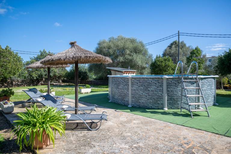 Family-oriented vacation home with pool, patio & barbecue | Garden view | Good for workation | Pets are welcome — photo 3