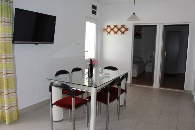 Three bedroom apartment near beach Mimice, Omiš (A-2774-b) — photo 4