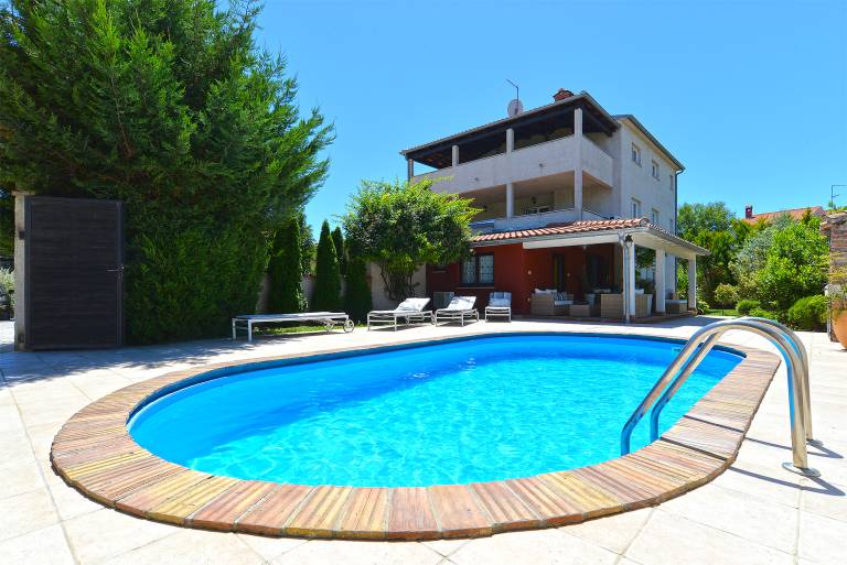 Children-friendly beautiful house with grill, pool & patio | Pet-friendly in Pula