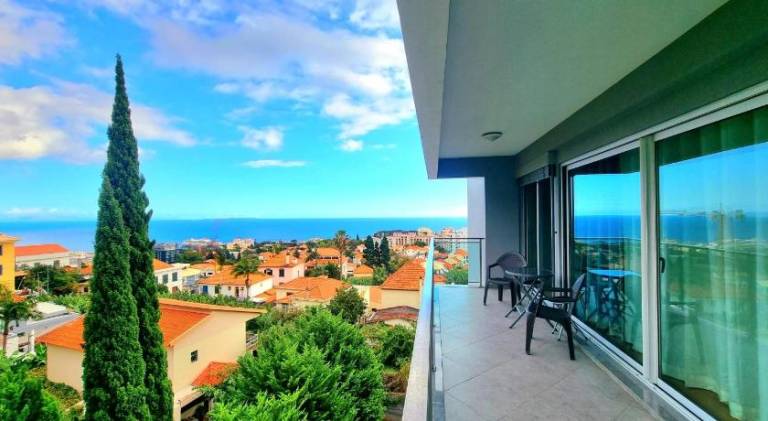 Spacious Summer Fresh Family Apartment with Panoramic Sea Views in Funchal in Funchal