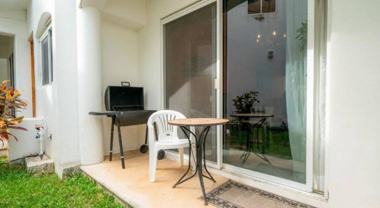 Vacation home with barbecue, pool & yard — photo 5