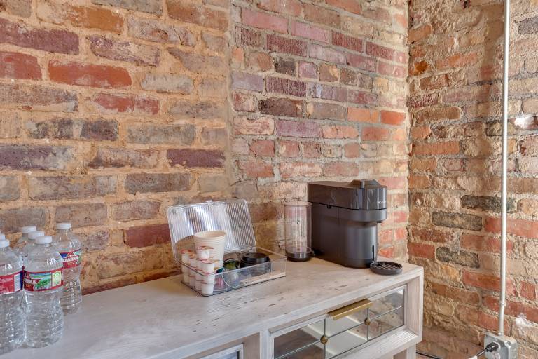 Walk to Courthouse Sq! Loft-Style Marshall Studio — photo 2