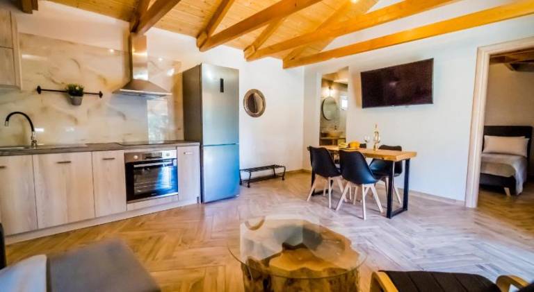 Rental apartment with yard, barbecue & patio — photo 4