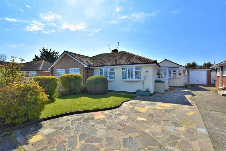 Peaceful & Spacious Thanet Bungalow with Garden