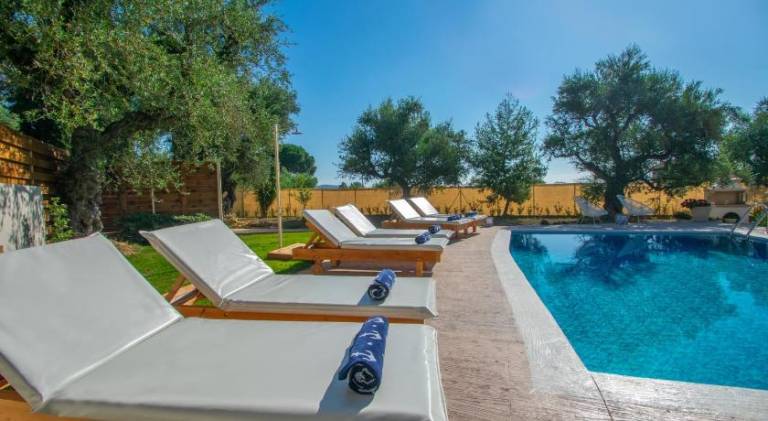 Villa with terrace, hot tub & barbeque — photo 3