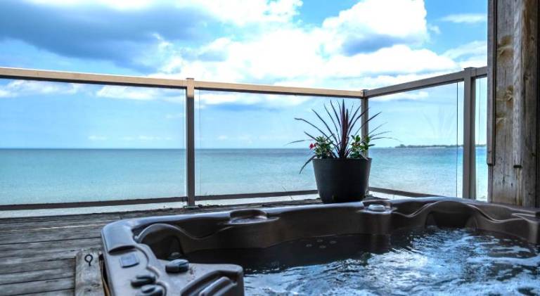 Spacious villa with hot tub, yard & terrace | Pets allowed — photo 4