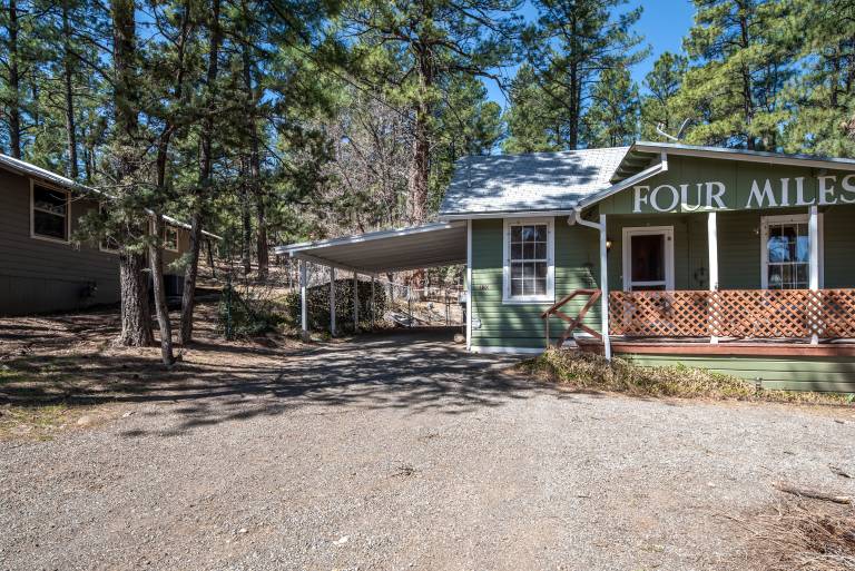 4 Miles: Midtown Ruidoso's Eclectic 2 Bed/2 Bath Cabin — photo 4