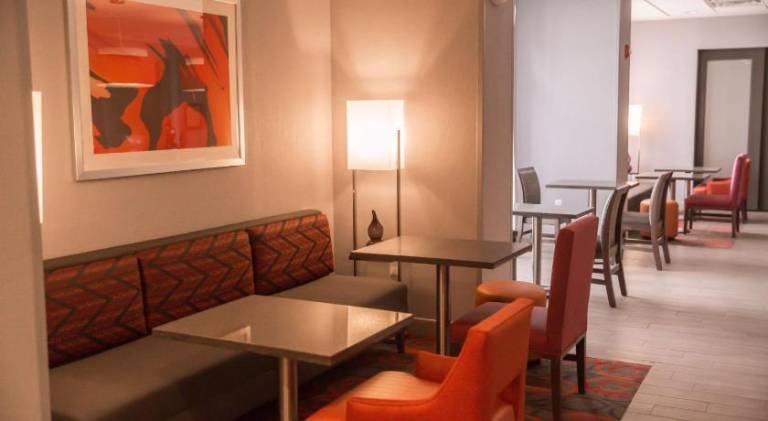 Hampton Inn Pontiac — photo 3