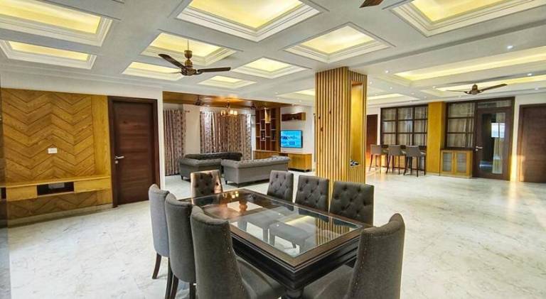 The Crown: A Pinnacle of Luxury — photo 2