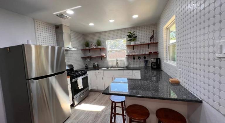 Fully equipped ample vacation home with patio, yard & barbeque | Perfect for remote work | Pets are welcome — photo 4