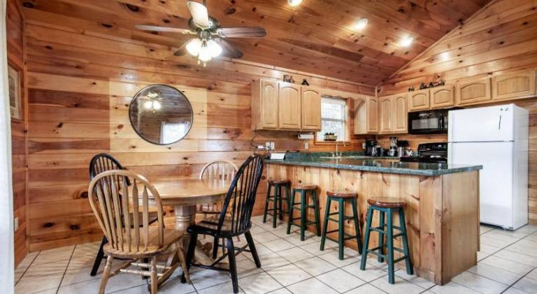 Papa Bear - Private with Hot Tub, Pool Table, and View — photo 3