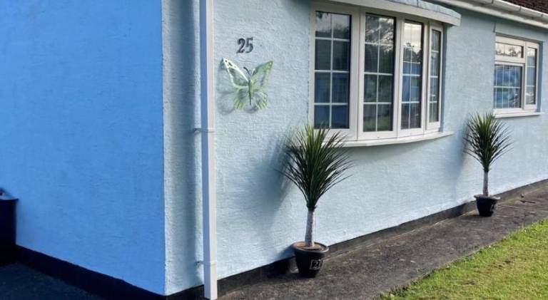 Chalet with hot tub & pool in Swansea