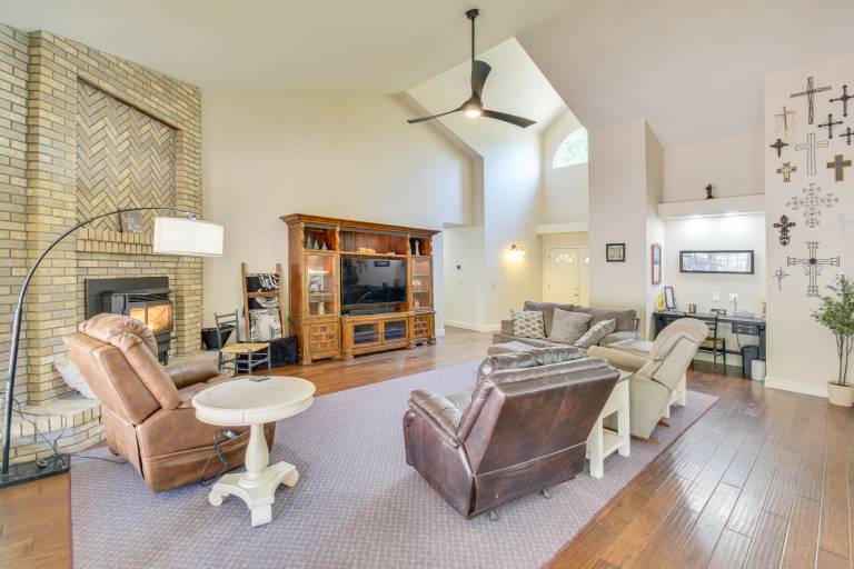 1 Mi to Applegate Park Zoo: Pet-Friendly Home — photo 4