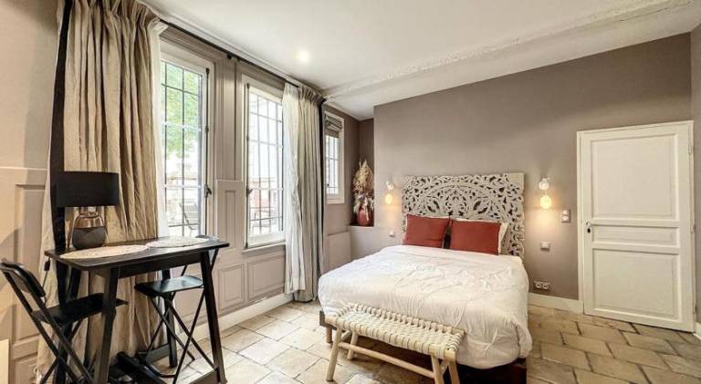 Holiday apartment with terrace in Troyes