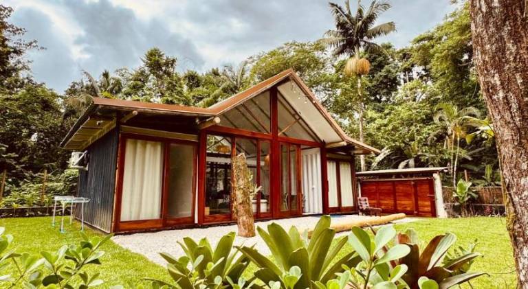 Vacation home with terrace, garden & grill in Ubatuba