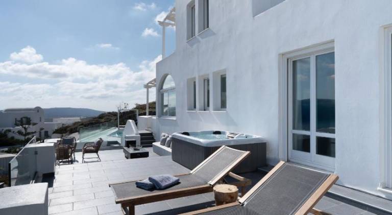 Villa with yard, patio & pool — photo 4