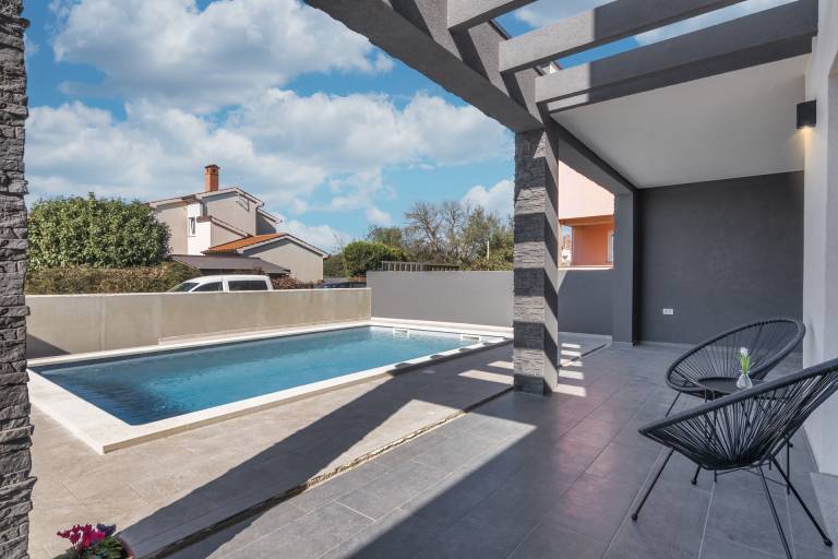 Villa with patio, grill & pool — photo 4