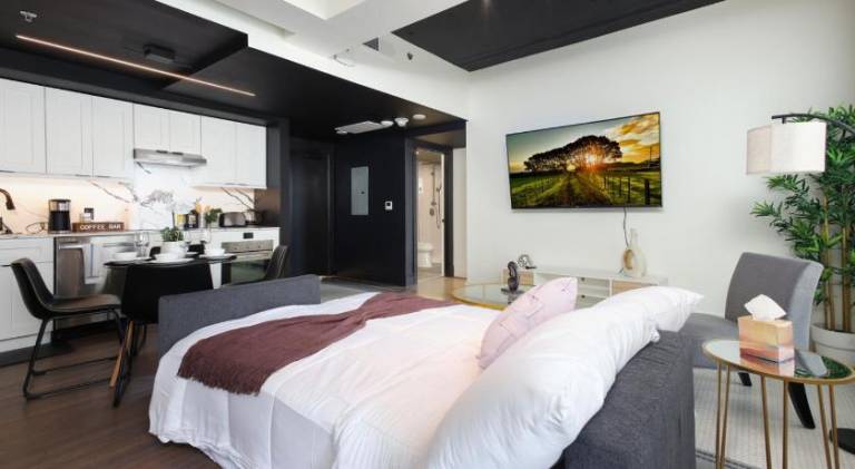 Sleek 2BR On Rvrwalk Gym Parking Near Conv Ctr — photo 2