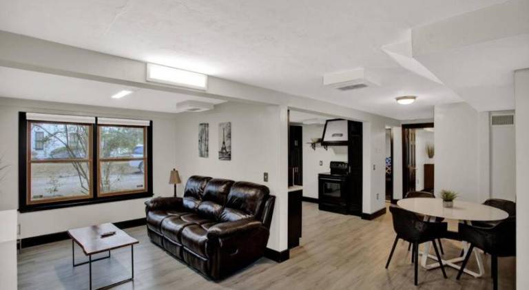 Unique Downtown 2br 2ba close to everything Apt. B — photo 4