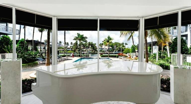 Rental apartment with pool & hot tub — photo 2
