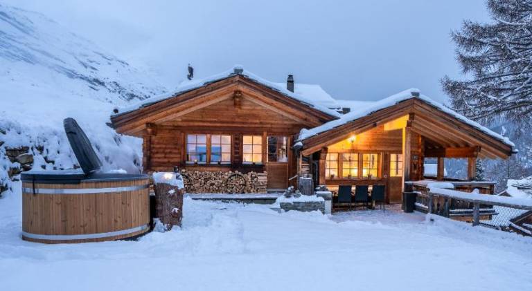 Spacious chalet with hot tub | Close to the ski | Pet-friendly in Zermatt