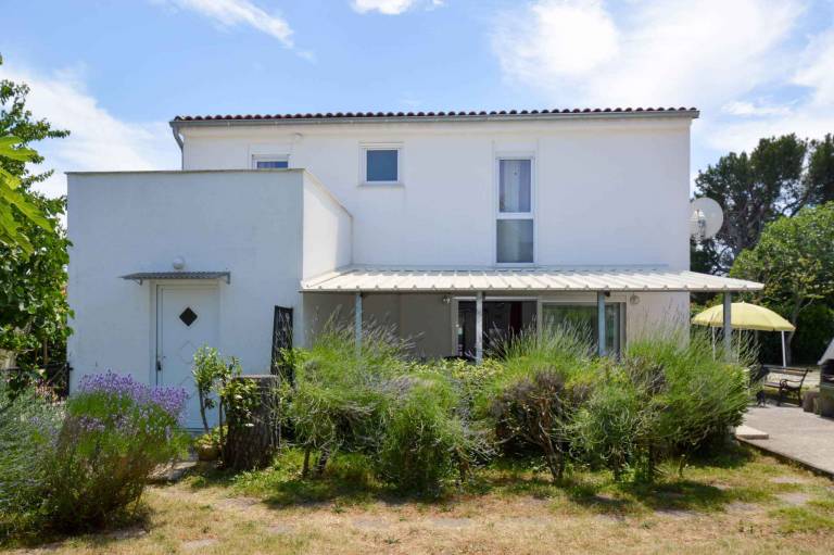 Vacation home with garden, patio & barbeque in Medulin