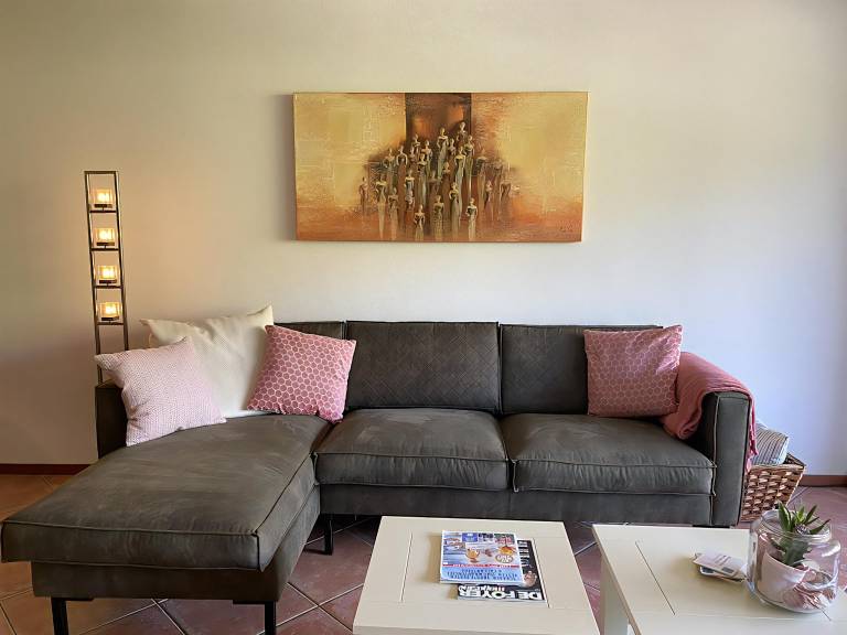 Apartment with jacuzzi & patio — photo 4