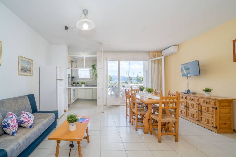 Lovely apartment with patio & yard | Close to the beach | Pet-friendly — photo 3